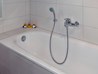 Bad mit Badewanne im Dachgeschoss