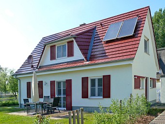 Blick auf den Eingangsbereich und die Süd-Terrasse